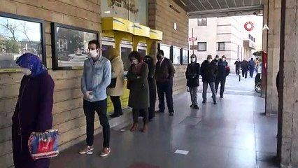 PTT önünde uzun kuyruklar oluştu