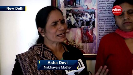 दोषी विनय के वकील पर बरसीं निर्भया की मां, कोर्ट को गुमराह करने का आरोप