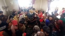 महाशिवरात्रि के पावन पर्व पर भगवान शिव की पूजा अर्चना करते भक्त, देखें वीडियो में