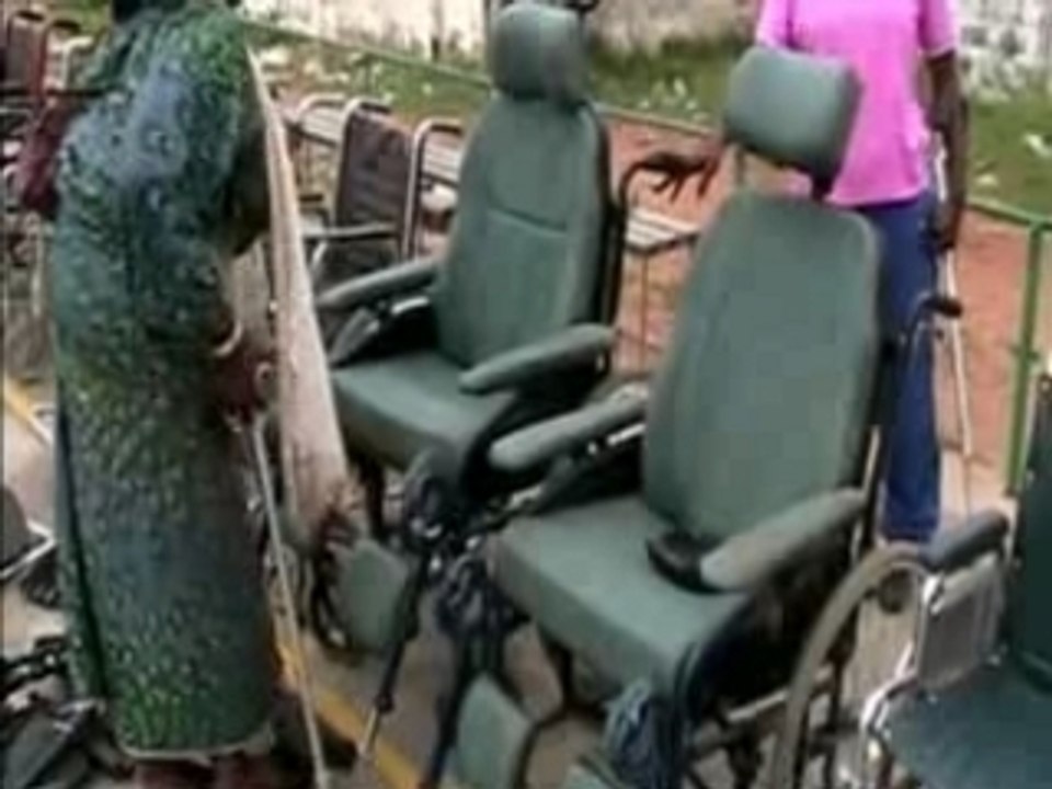LES 17 FAUTEUILS ROULANTS REMIS PAR SOLIDAFRICA