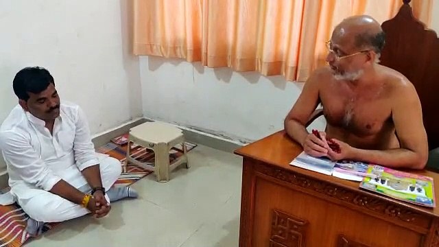 See Jain sage told the MLA, tell CM Kamal Nath not egg, feed Imarti