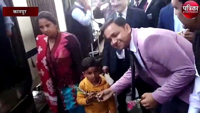 365 दिन की हुई वंदे भारत एक्सप्रेस ने बनाया रिकार्ड, अधिकारियों ने केट काटकर मनाया जन्मदिन