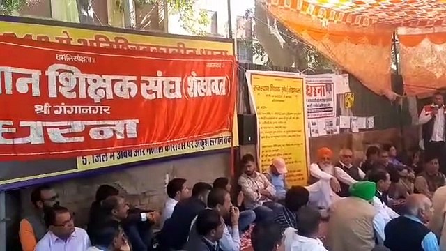 सात सूत्री मांगों को लेकर शिक्षकों ने पहले दिया धरना, फिर कलक्ट्रेट पर किया प्रदर्शन
