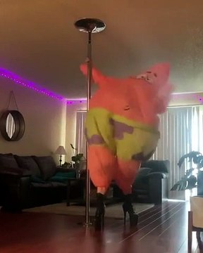 Patrick fait de la pole dance quand Bob l'éponge n'est pas là