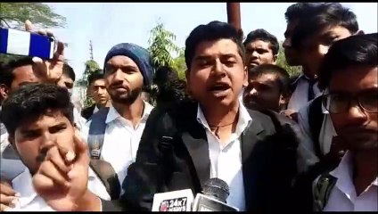 सड़क पर उतरे पॉलिटेक्निक कॉलेज के छात्र
