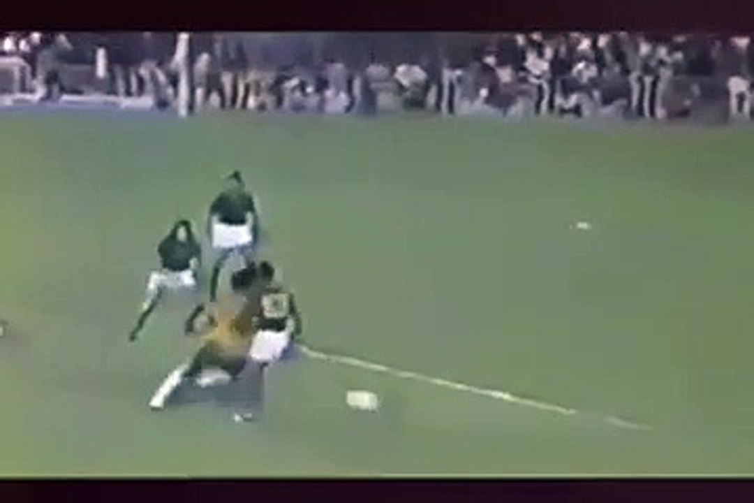 Rares images du Roi Pelé dans ses dribbles en humiliant ses adversaires