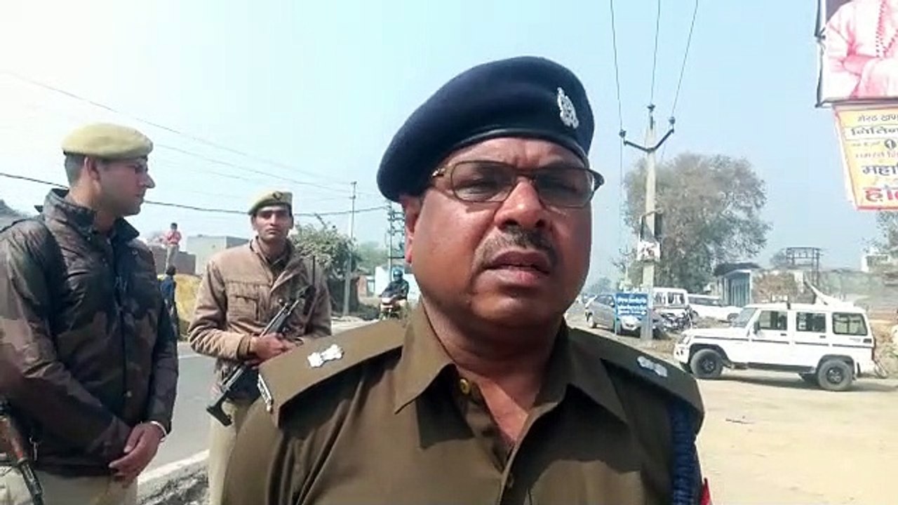 सपा के पूर्व ग्राम सचिव की हत्या से गुस्साए लोग...