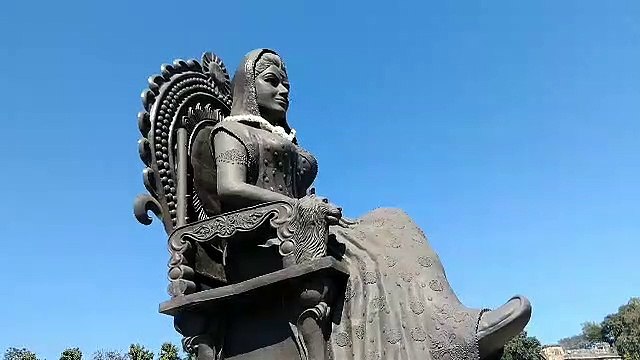 रानी कमलापति की प्रतिमा का अनावरण के साथ ही राजनीति शुरू