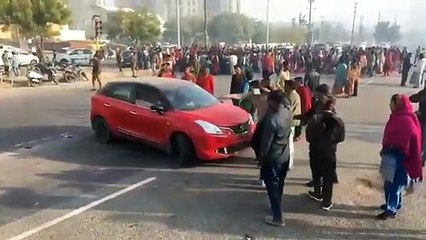 Télécharger la video: Noida: सड़क हादसे से गुस्‍साई सैकड़ों महिलाओं ने रेड लाइट पर लगाया जाम, ट्रैफिक पुलिस की मांग की