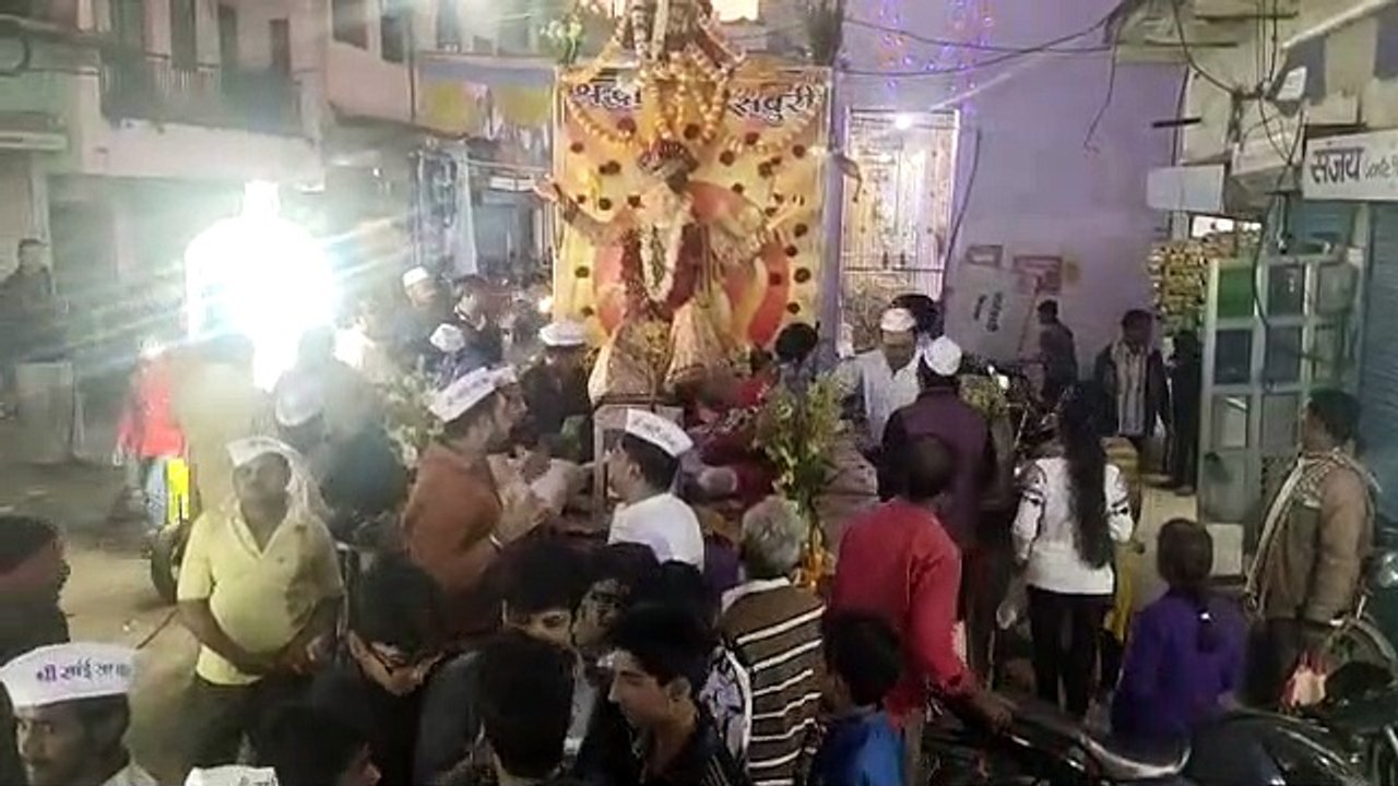 भक्तों ने खींचा रथ, लगाए साईंनाथ के जयकारे