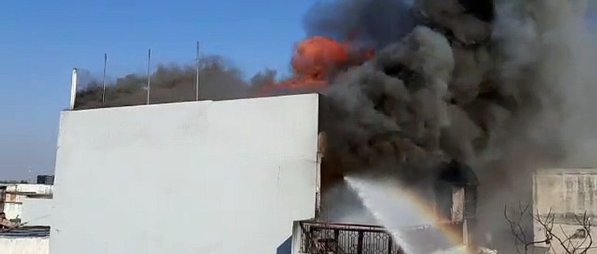 VIDEO: मेरठ में जूते के शोरूम में लगी भीषण आग, बाजार में मच गई अफरातफरी