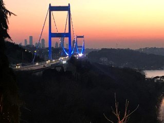 Boğaz Köprüleri polisler için mavi-beyaz ışıkla aydınlatıldı