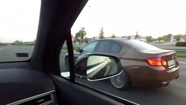 En pleine course sauvage une Tesla et une BMW se font doubler par un autre bolide... Inatendu