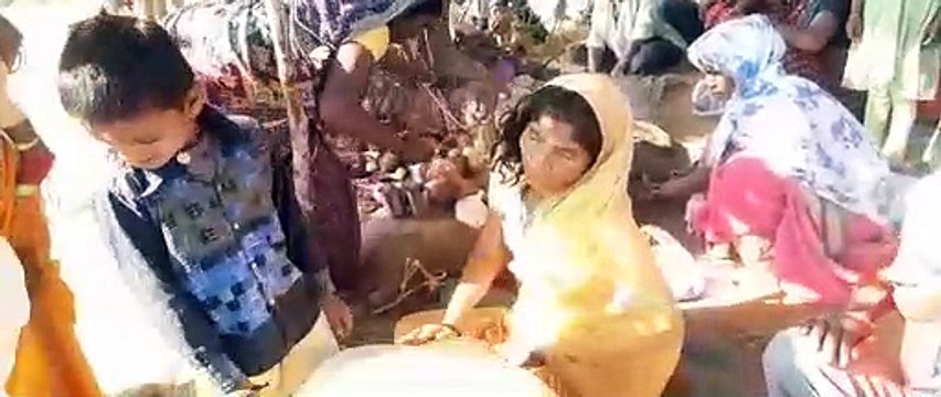 महुए के पेड़ को चमत्कारी और यहां बैठी महिला खुद को बता रही देवी का अवतार