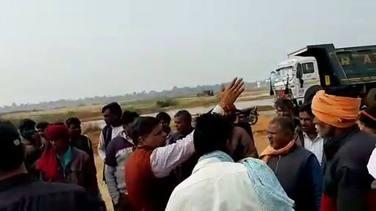 रेत खदानों पर मजदूरों ने किया प्रदर्शन, कांग्रेस पूर्व जिलाध्यक्ष के खिलाफ की नारेबाजी