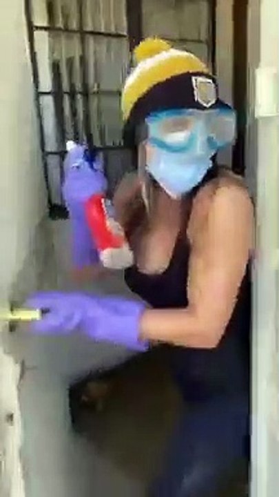 Elle vous montre comment gérer les livraisons de colis pendant le confinement et c'est très drôle