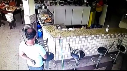 Il vient boire le gel hydroalcoolique posé sur le comptoir d’un restaurant