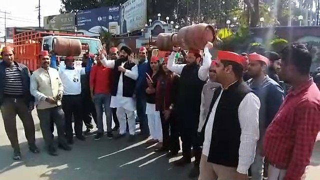 गैस सिलेंडरों के साथ सपाइयों किया प्रदर्शन, कहा- डबल इंजन वाली सरकार से आम आदमी परेशान