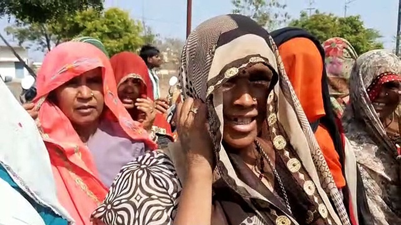 साहब, हम आपके सामने खड़े हैं अब आप ही बताओं - हम जिंदा हैं या मर गए