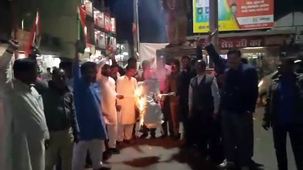 रसोई गैस के दाम बढऩे पर कांग्रेस ने जलाया पुतला