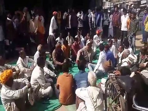 नमाना पुलिस थाने के बाहर ग्रामीणों ने दिया धरना, थाने की दीवार पर चस्पा किया ज्ञापन