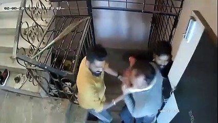 प्रोपर्टी अपनी होने का दावा करते हुए मां-बेटी को घर में घुसकर पीटा