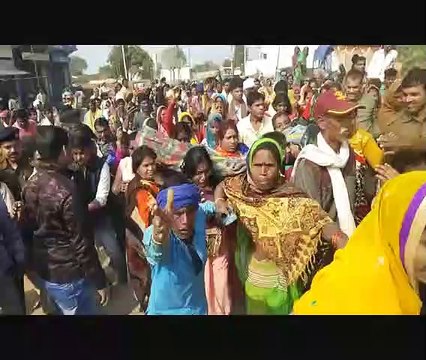 शव लेकर शहर को चले तो पुलिस प्रशासन ने रोका, मृतक के परिजन भड़के, देखें वीडियो में