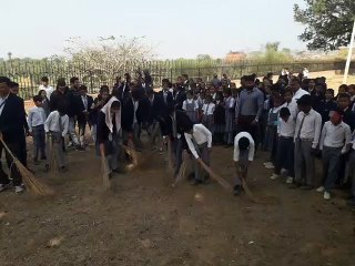 स्कूल के विद्यार्थियों ने पार्क को लिया गोद