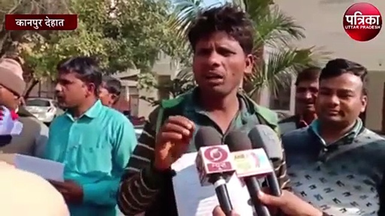 ग्राम प्रधान पर आरोप लगाते हुये ग्रामीणों ने जिलाधिकारी से शिकायत की