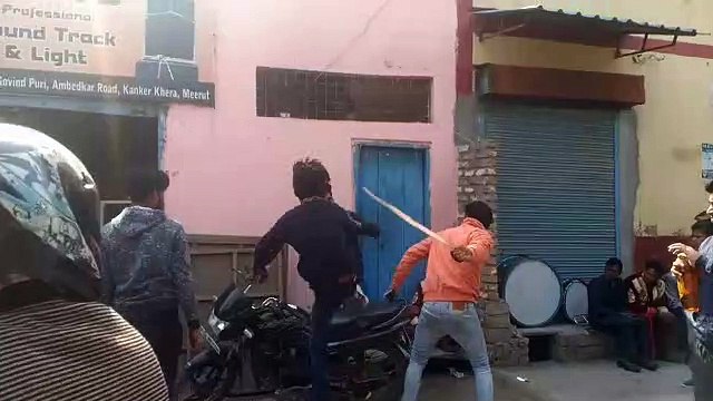 VIDEO: साइड नहीं देने पर बीच सड़क पर युवक को बेल्ट से बुरी तरह पीटा, वीडियो वायरल