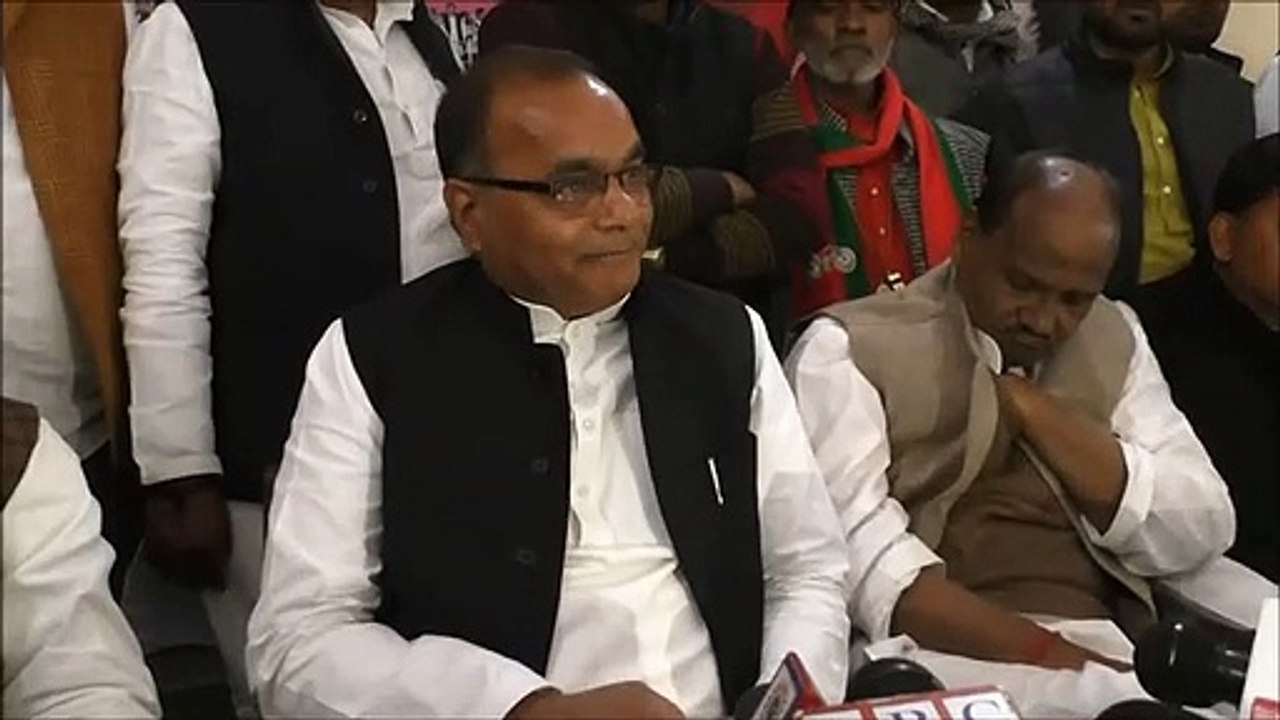 अखिलेश लापता, पोस्टर पर सपा कांग्रेस से नाराज