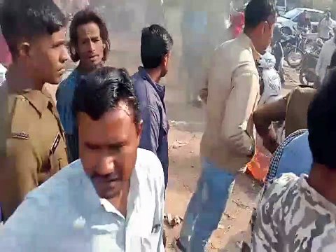 सडक़ का निर्माण कार्य अधुरा, आक्रोशित दुकानदारों ने टायर जलाकर किया जाम