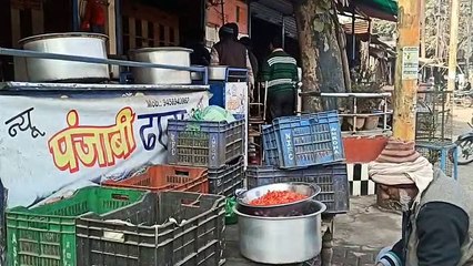 Moradabad: पुलिस के सामने दबंग होटल मालिक को पीटते रहे, पूरा मामला सीसीटीवी में कैद