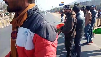 नौजवानों को इस तरह भीख मांगता देख हैरान हुए लोग