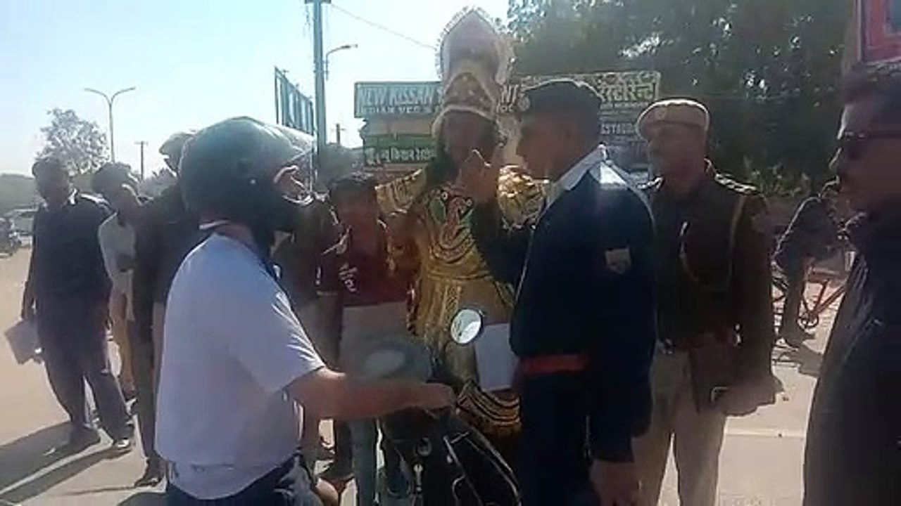 पुलिस ने अनूठे अंदाज में सुरक्षित यातायात की सीख दी
