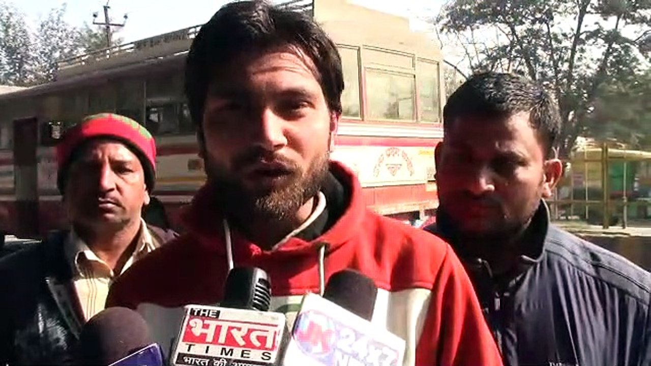 VIDEO: टोल पर अवैध शुल्क वसूली के विरोध में सड़...