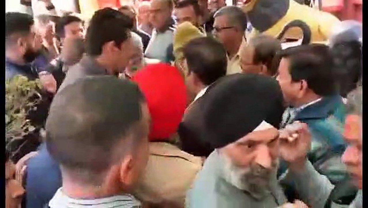 बांके बिहारी मंदिर का बारात घर सील करने पर हंगामा, भाजपा विधायक बैठे धरने पर- देखें वीडियो