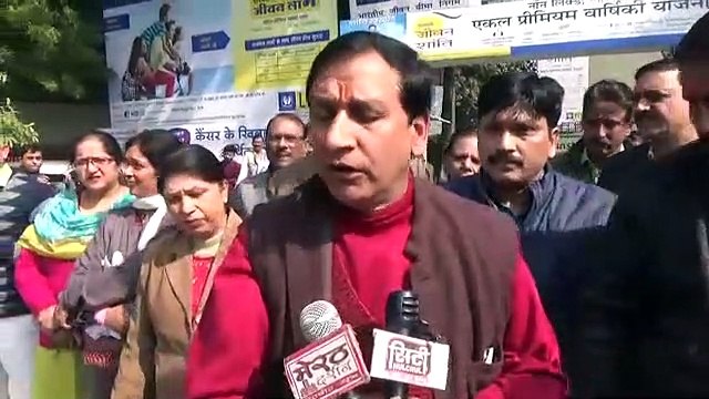 10 फीसदी शेयर बेचने के विरोध में केंद्र सरकार के खिलाफ सड़कों पर उतरे LIC कर्मचारी