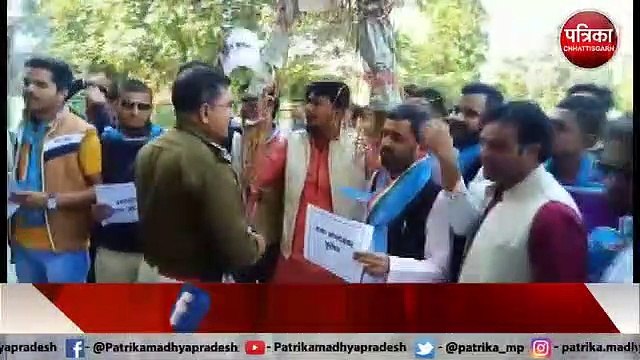 भोज विवि के कुलपति को हटाए जाने की मांग को लेकर NSUI ने किया पुतला दहन