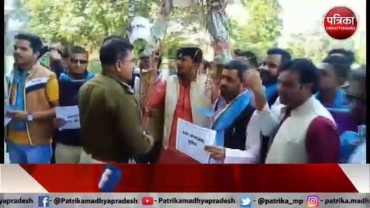 भोज विवि के कुलपति को हटाए जाने की मांग को लेकर NSUI ने किया पुतला दहन