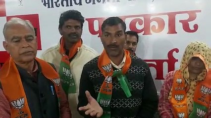 Télécharger la video: सरपंच कांग्रेस में, थोड़ी देर में भाजपा में, चलता रहा नाटक