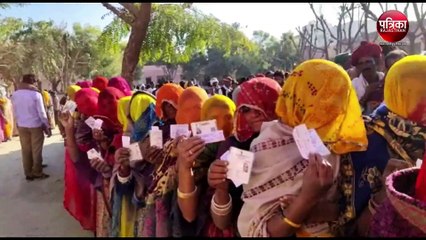 बुजुर्ग व दिव्यांग मतदाता उत्साह से चुन रहे गांव की सरकार