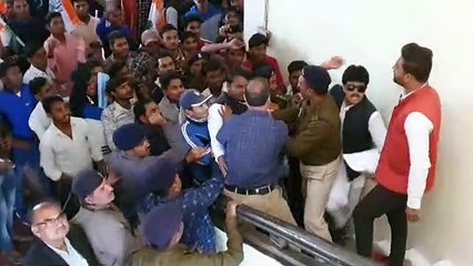 प्रभारी मंत्री की बैठक के बाहर युवक कांग्रेसियों ने किया हंगामा