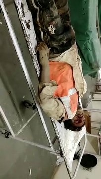 जान जोखिम में डालकर काम करने की मजबूरी