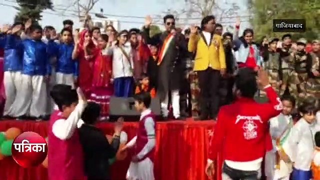 स्कूली बच्चों समेत सैकड़ों लोगों ने ली अपने आसपास सफाई रखने की शपथ, देखें वीडियो