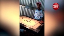 वीडियो: शख्स के नहीं हैं दोनों हाथ, लेकिन फिर भी खेलता है जबरदस्त कैरम बोर्ड