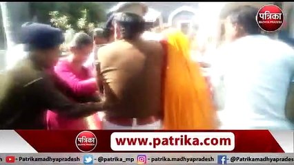 खेत बेचकर बेटियों को पढ़ाने लाए शहर