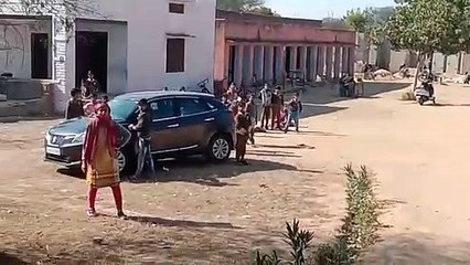 बालिका दिवस के दिन सरकारी स्कूल की शिक्षिका ने बच्चियों से धुलवाई कार
