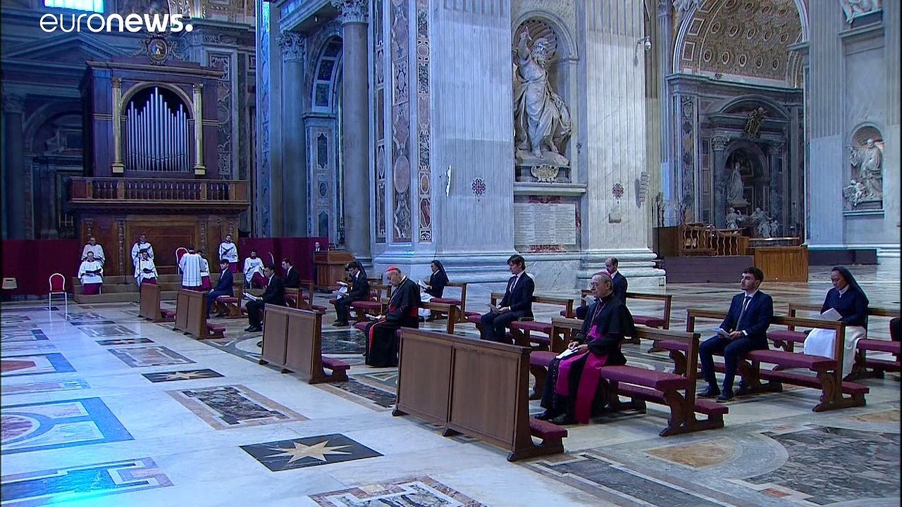 Karfreitag mit menschenleeren kirchen und autogottesdienst