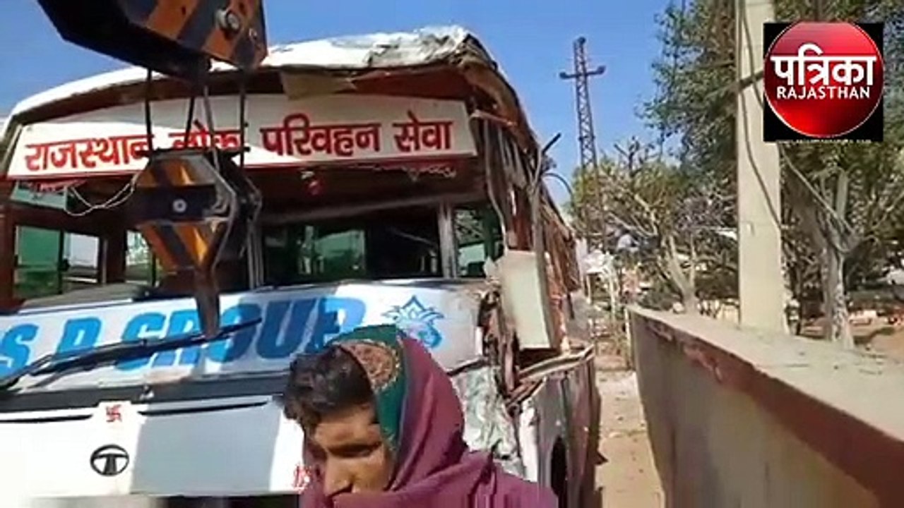 पहले ट्रक से भिड़ी और फिर पलटी खाई निजी बस, यात...